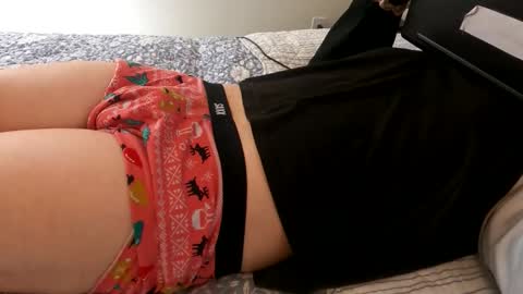 HugeCumshots online show from April 11, 6:01 pm