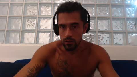 Snapshot of hugoanzola chatting on January 30, 2:06 am Colombian Milkman online show from January 30, 2:06 am