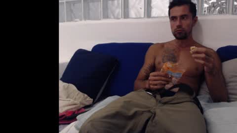 Snapshot of hugoanzola chatting on February 2, 8:24 am Colombian Milkman online show from February 2, 8:24 am