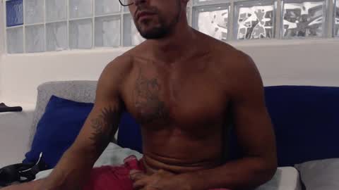 Snapshot of hugoanzola chatting on February 27, 7:55 am Colombian Milkman online show from February 27, 7:55 am