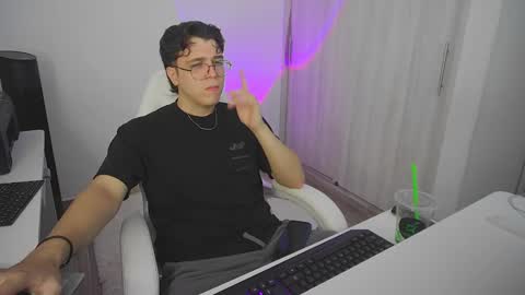 Snapshot of hun_damer chatting on October 25, 2:30 am hun_damer online show from October 25, 2:30 am