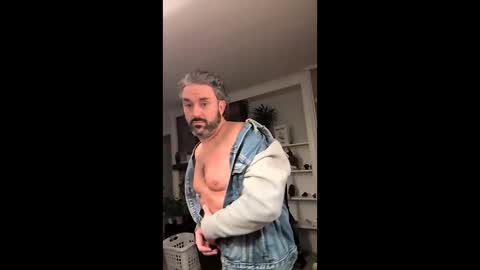 hungitalian40 online show from December 18, 10:21 am