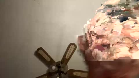 Snapshot of hunglow17 chatting on December 6, 5:09 am hunglow17 online show from December 6, 5:09 am