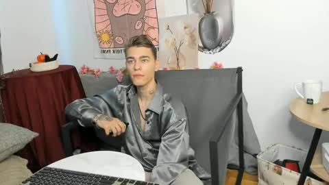 hyper_muse online show from March 25, 12:00 pm