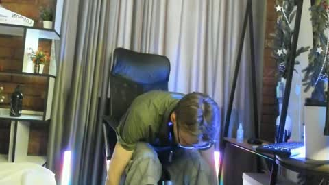 hyper_muse online show from April 17, 2:31 pm