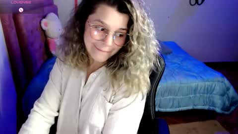 Snapshot of hyun22148625 chatting on October 11, 2:33 am Hello Im Julieta Im 25 years old and I love being here. Thank you for visiting my living room. The only rule is that you hap online show from October 11, 2:33 am