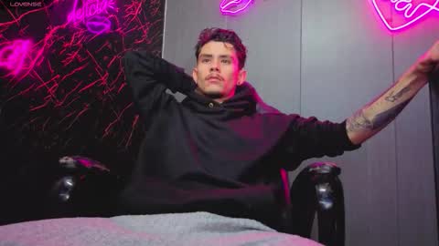 kelvis online show from November 12, 8:59 am