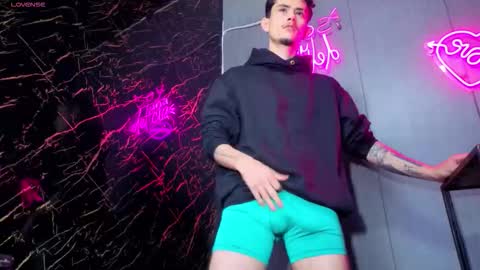 kelvis online show from November 14, 4:28 pm