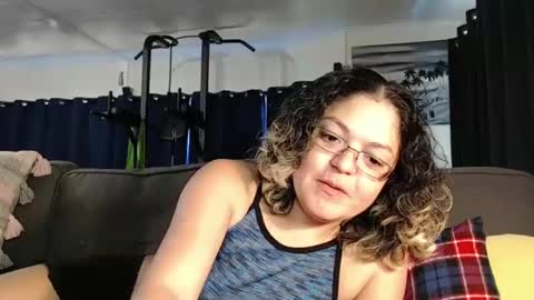 Snapshot of i_fetishize_u chatting on February 23, 5:18 pm ShortStuff online show from February 23, 5:18 pm