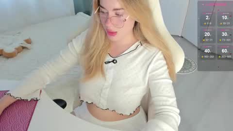 HiI am  EvaPVT is open  online show from October 13, 6:46 am