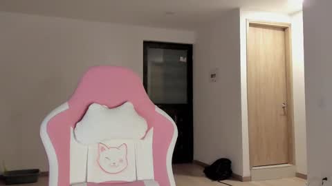 Snapshot of iam_nikki chatting on March 5, 9:27 am On instagram Imm NikkiHelp me reach 100 likes online show from March 5, 9:27 am