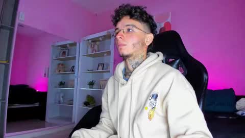 Snapshot of ian_castillo_ chatting on December 16, 11:15 am IAN CASTILLO online show from December 16, 11:15 am