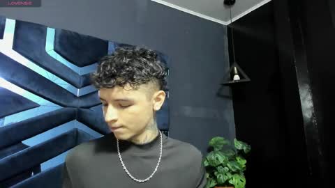 Snapshot of ian_castillo_ chatting on January 12, 11:15 am IAN CASTILLO online show from January 12, 11:15 am