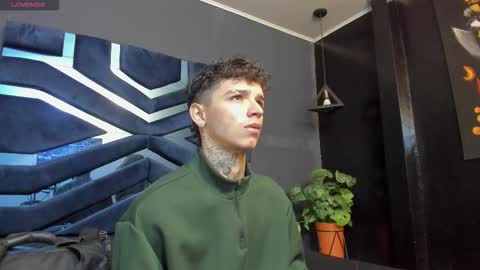 Snapshot of ian_castillo_ chatting on January 13, 11:15 am IAN CASTILLO online show from January 13, 11:15 am