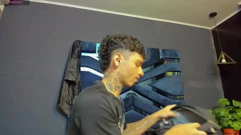 Snapshot of ian_castillo_ chatting on January 14, 11:16 am IAN CASTILLO online show from January 14, 11:16 am