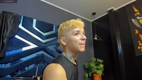 Snapshot of ian_castillo_ chatting on January 19, 11:14 am IAN CASTILLO online show from January 19, 11:14 am