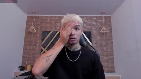 Snapshot of ian_castillo_ chatting on February 6, 11:24 am IAN CASTILLO online show from February 6, 11:24 am