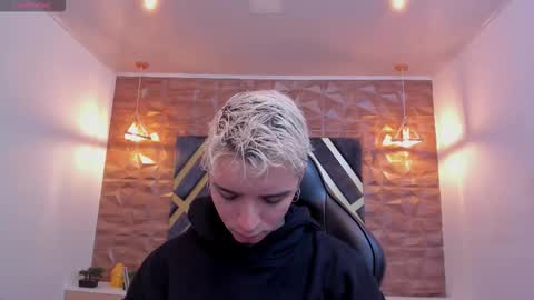 Snapshot of ian_castillo_ chatting on February 19, 11:17 am IAN CASTILLO online show from February 19, 11:17 am