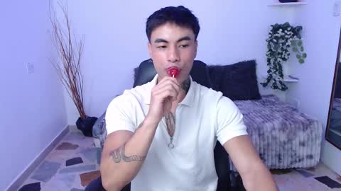 Snapshot of ian_west chatting on February 5, 11:59 am Ian online show from February 5, 11:59 am