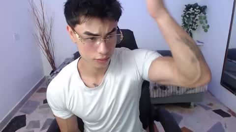 Snapshot of ian_west chatting on February 6, 11:35 am Ian online show from February 6, 11:35 am