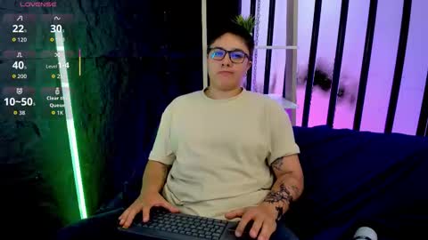 Snapshot of iangilbert chatting on October 16, 12:44 am ian online show from October 16, 12:44 am