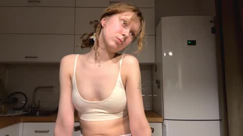 Sarah online show from April 4, 5:10 pm