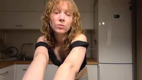 Sarah online show from April 7, 4:18 pm