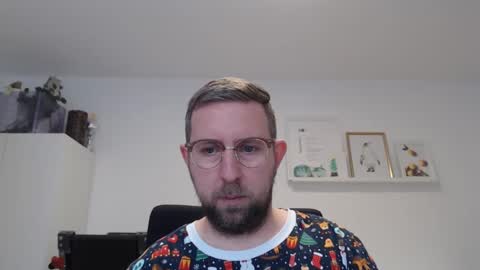 Snapshot of iggi2707 chatting on December 6, 8:26 am ner d online show from December 6, 8:26 am