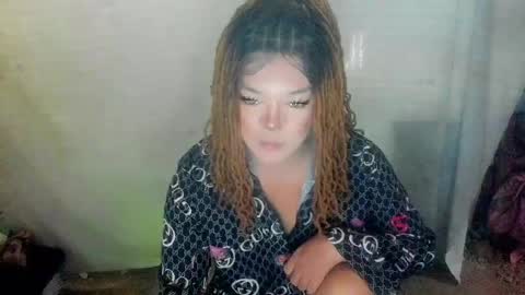 Snapshot of im_ur_hot_ella chatting on July 27, 1:23 am ella may online show from July 27, 1:23 am