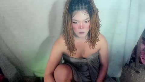 Snapshot of im_ur_hot_ella chatting on August 1, 4:12 am ella may online show from August 1, 4:12 am