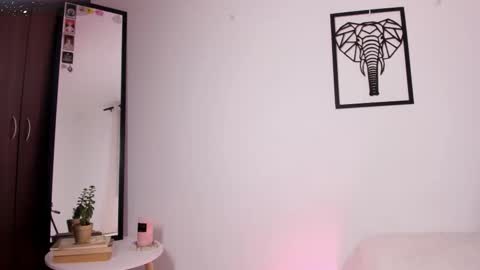 Snapshot of imemilybae chatting on February 20, 11:49 pm Emily But you can tell me Emi online show from February 20, 11:49 pm