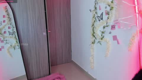 Snapshot of immia_rosse chatting on December 17, 11:27 pm mia --------- COL TIME online show from December 17, 11:27 pm