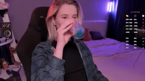 Mia online show from March 8, 11:03 am