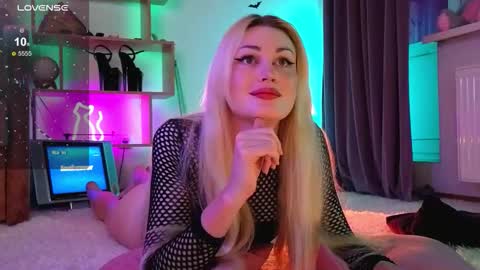 Snapshot of inchcaser chatting on February 10, 8:24 pm Dina Help me reach 100 likes online show from February 10, 8:24 pm