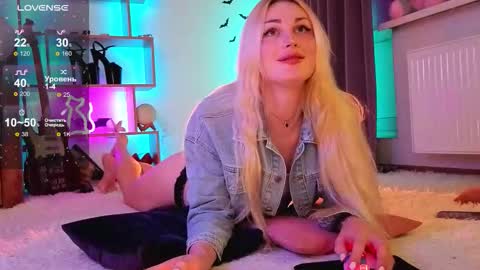 Snapshot of inchcaser chatting on February 21, 9:05 pm Dina Help me reach 100 likes online show from February 21, 9:05 pm