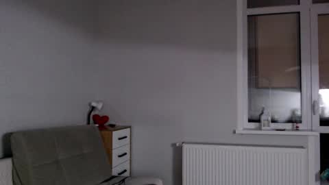 Snapshot of increible_della chatting on December 8, 9:52 pm Della online show from December 8, 9:52 pm