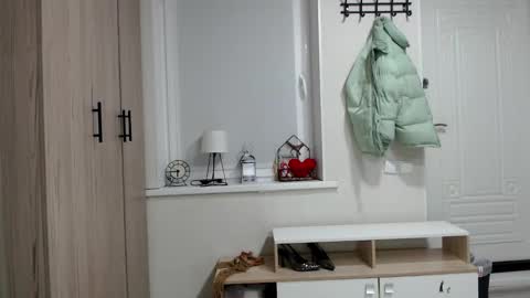 Della online show from February 24, 7:01 pm