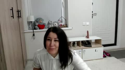 Della online show from April 19, 7:49 pm