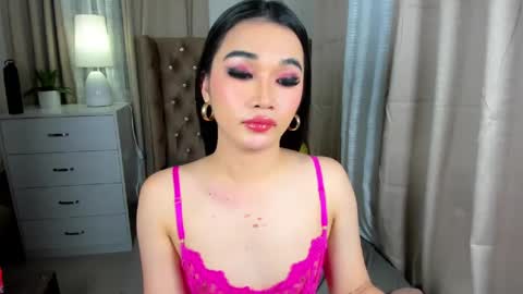 Snapshot of indestructabletrixie chatting on December 19, 1:18 pm indestructabletrixie online show from December 19, 1:18 pm