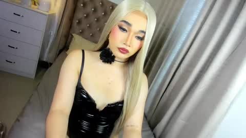 Snapshot of indestructabletrixie chatting on December 27, 3:15 pm indestructabletrixie online show from December 27, 3:15 pm