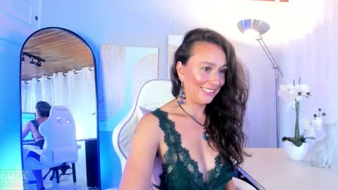 Snapshot of indigo_sativa chatting on January 5, 10:24 pm Indigo Wild online show from January 5, 10:24 pm
