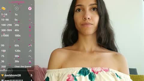 Snapshot of innocentlatiina chatting on January 15, 10:13 pm Laroa online show from January 15, 10:13 pm