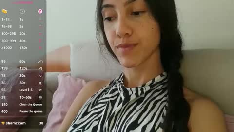 Snapshot of innocentlatiina chatting on October 22, 9:25 pm Laroa online show from October 22, 9:25 pm