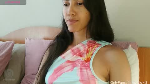 Snapshot of innocentlatiina chatting on February 15, 10:39 pm Laroa online show from February 15, 10:39 pm