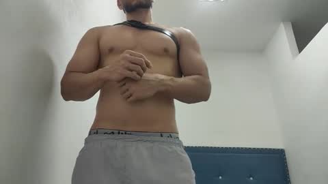 Snapshot of insistente chatting on December 5, 7:43 pm INSTAGRAM camilodlx online show from December 5, 7:43 pm