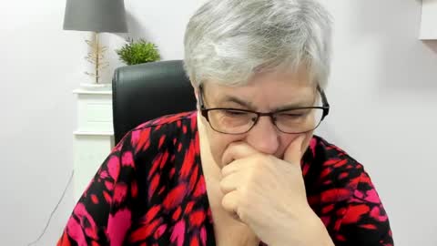 Snapshot of iris_xdesire chatting on May 27, 6:32 am I R I S online show from May 27, 6:32 am