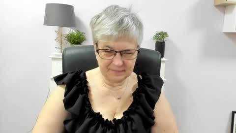 Snapshot of iris_xdesire chatting on May 28, 6:32 am I R I S online show from May 28, 6:32 am