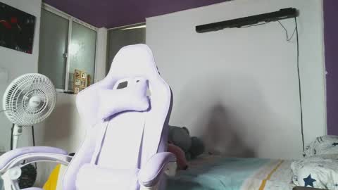 Snapshot of irisbell_ chatting on February 8, 12:17 pm Camilla online show from February 8, 12:17 pm