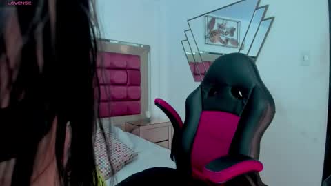 Snapshot of irisblume chatting on February 21, 12:06 pm irisblume online show from February 21, 12:06 pm