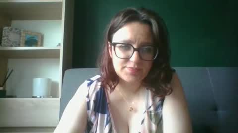 Snapshot of irresistibleparis chatting on June 1, 5:20 am Paris online show from June 1, 5:20 am